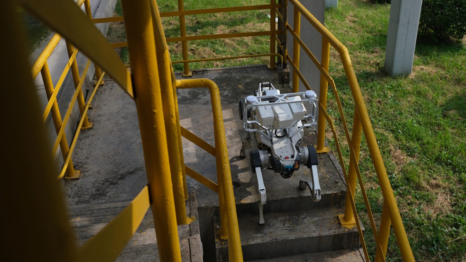 Robot reading industrial pressure gauges
